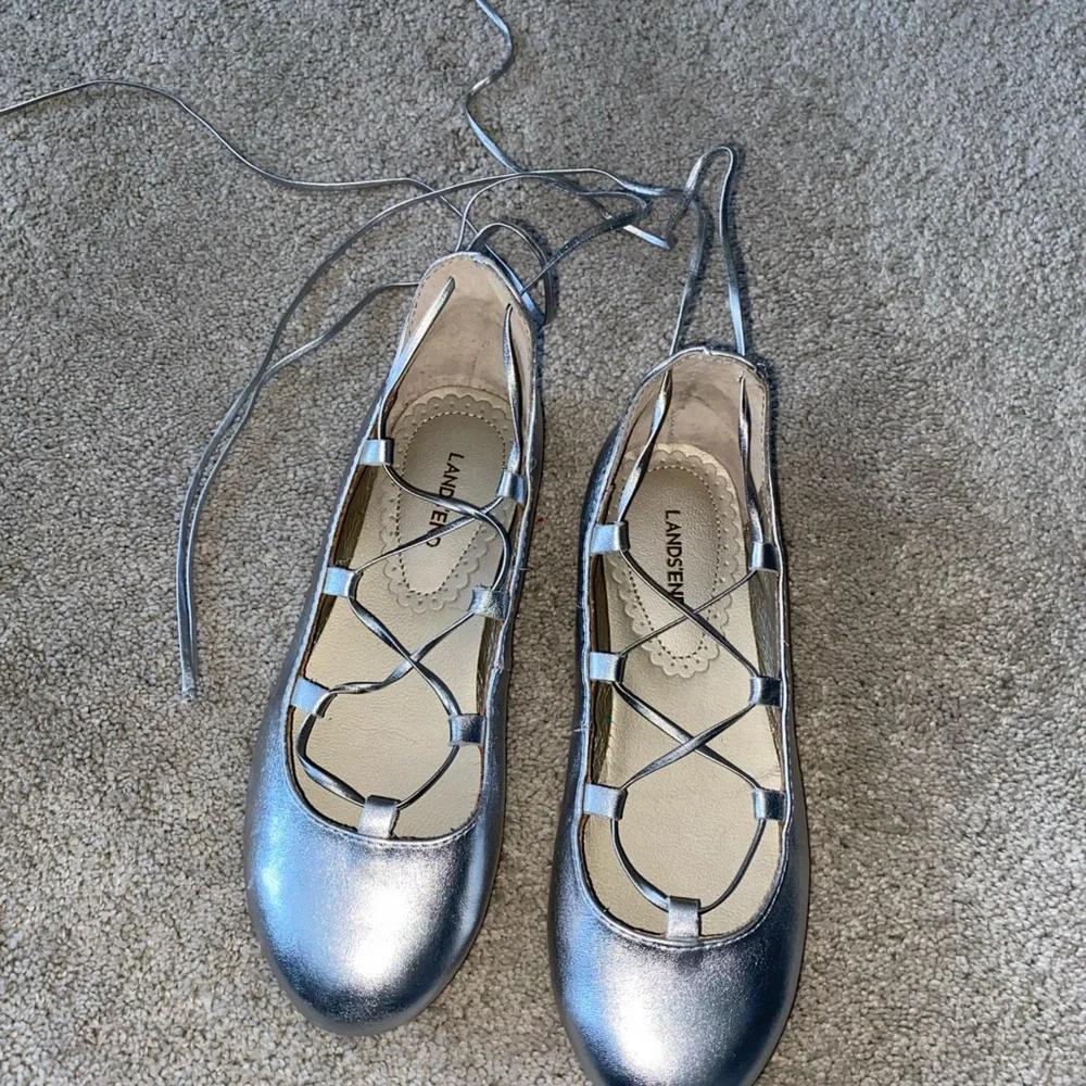 Lands' End kids Girls Size 2 Metallic‎ Silver Ballet Flats lace up - Picture 12 of 13